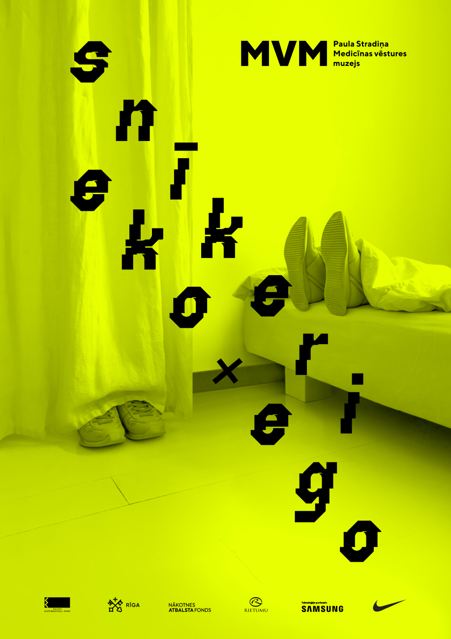 Snīkeru izstādes plakāts, kurā redzams virsraksts, sponsori un fona attēls ar diviem pāriem snīkeru. Viens pāris noslēpts aiz aizkara, otrs uz gultas zem segas. Viss attēls iekrāsots neona dzeltenā krāsā.