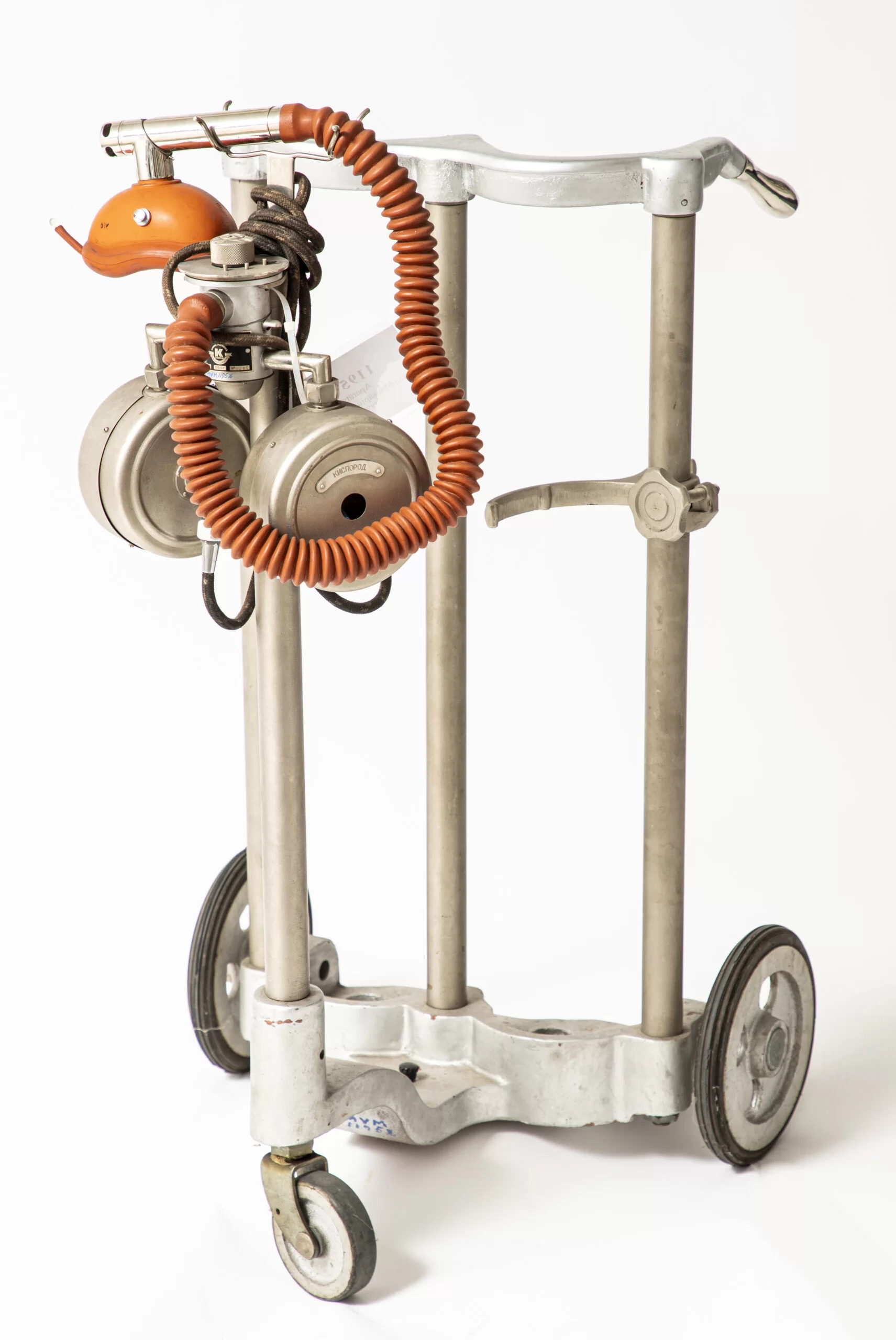 Childbirth labour pain-mitigation apparatus on three wheels, with longer metal structures and a face mask that is placed over the mouth and inhaled.
